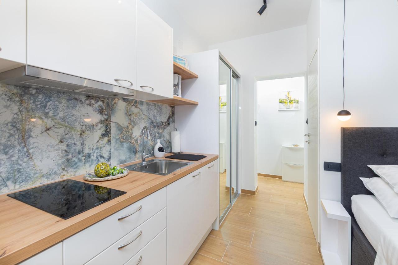 Studio Apartman Lilly With Private Parking In The Yard Of The House Pula Exterior foto