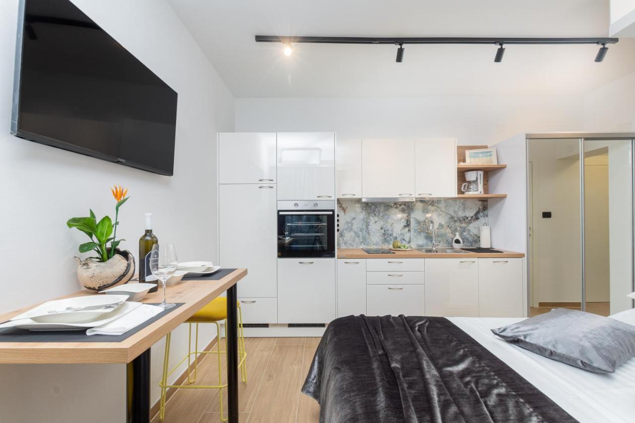 Studio Apartman Lilly With Private Parking In The Yard Of The House Pula Exterior foto